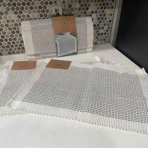 Bee & Willow table runner with 2 matching placemats